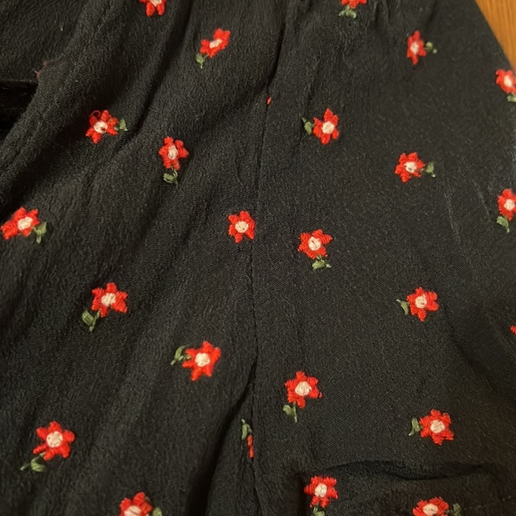 Cropped tied Blouse. Small red flowers on black. XS - Picture 2 of 2